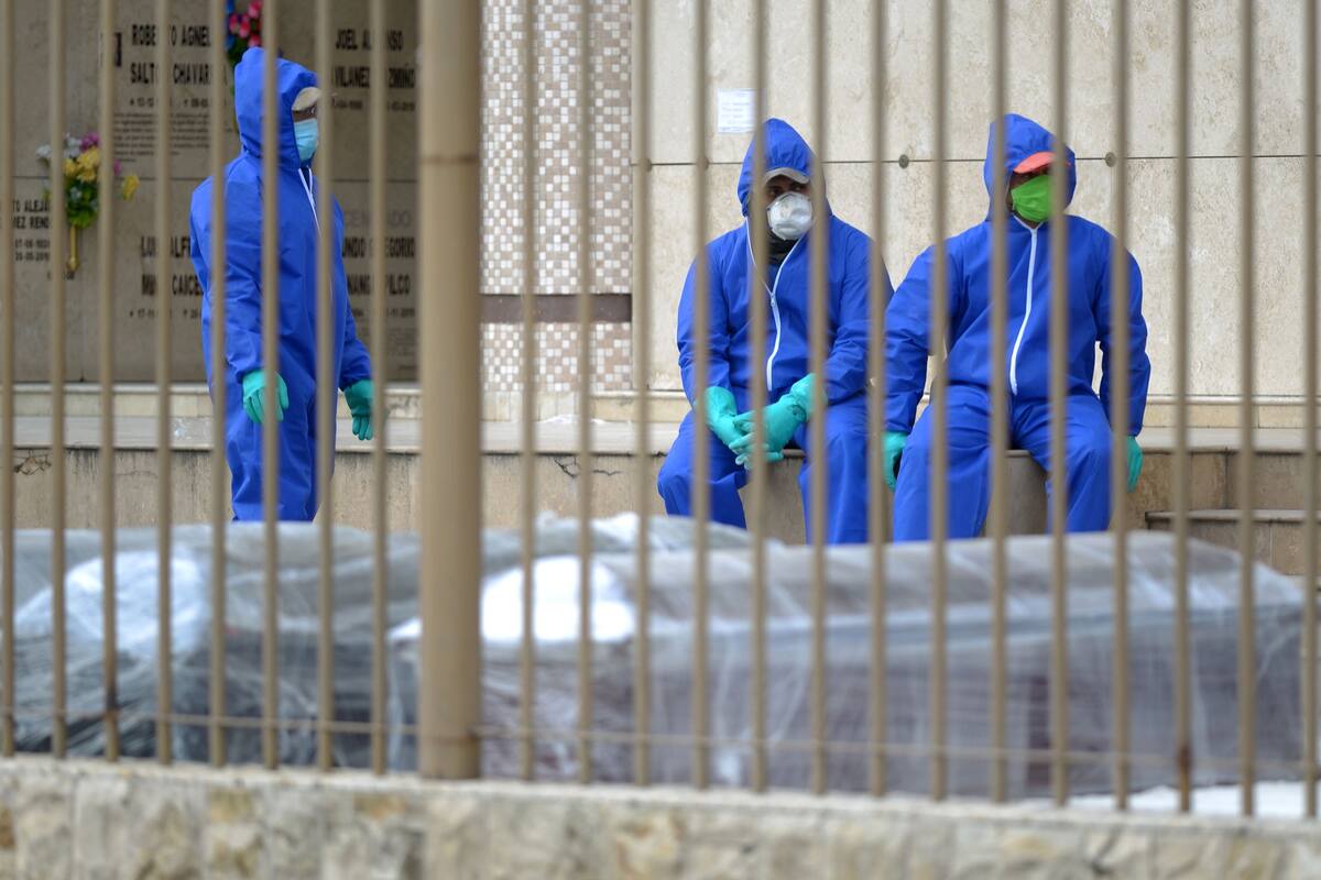 El gobierno de Ecuador informó ayer que retiró 150 cuerpos que yacían en viviendas de Guayaquil, tras el caos desatado en esa ciudad por la pandemia del nuevo coronavirus que ralentizó el traslado de las personas que han muerto por múltiples causas .