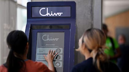 El gobierno de El Salvador destinó US$50 millones para la instalación de cajeros para bitcoin y otros gastos de la puesta en marcha del proyecto.