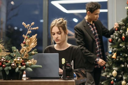 El gobierno de Estados Unidos informó cómo se realiza el pago de horas extra en días feriados federales (Pexels/Pavel Danilyuk)