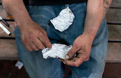 El gobierno de Joe Biden acusa a los cárteles mexicanos de producir fentanilo, un opiáceo sintético que causa decenas de miles de muertos al año en Estados Unidos