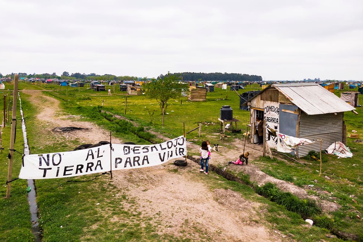 El gobierno de Kicillof abrió otra mesa de diálogo, pero un grupo de ocupantes se niega a firmar el acuerdo y promete resistir, mientras llegan más personas a los espacios ya liberados