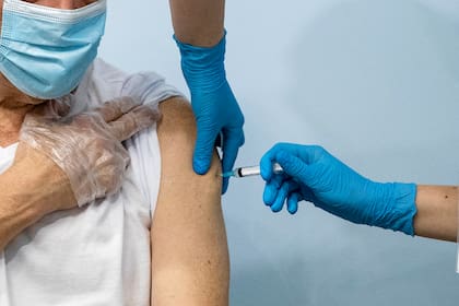 El gobierno de la provincia de Buenos Aires busca llegar a mayores de 55 años que no se inscribieron para vacunarse