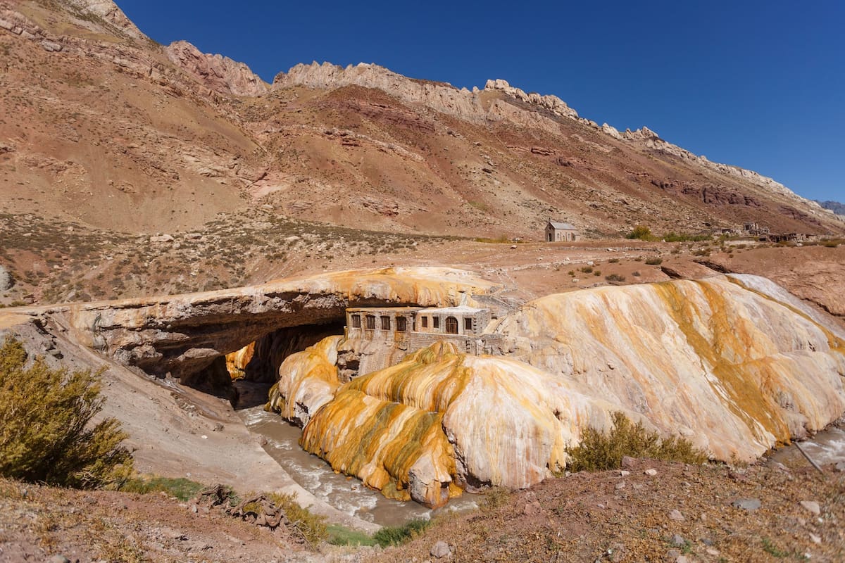 El gobierno de Mendoza quiere transformar al monumento natural Puente del Inca en un polo turístico. El puente es una formación geológica declarada área natural protegida y ubicado a la margen de la ruta nacional 7, a 183 km de la capital de Mendoza