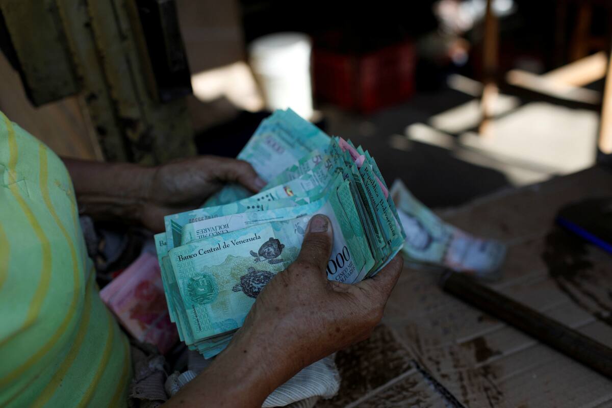 El gobierno de Nicolás Maduro despenalizó la compra y venta de divisas para empresas y ciudadanos particulares, aunque mantiene la regulación del sistema