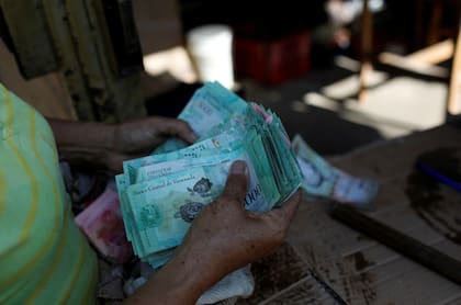 El gobierno de Nicolás Maduro despenalizó la compra y venta de divisas para empresas y ciudadanos particulares, aunque mantiene la regulación del sistema