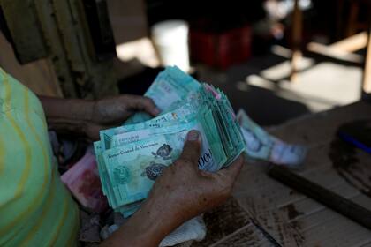 El gobierno de Nicolás Maduro despenalizó la compra y venta de divisas para empresas y ciudadanos particulares, aunque mantiene la regulación del sistema