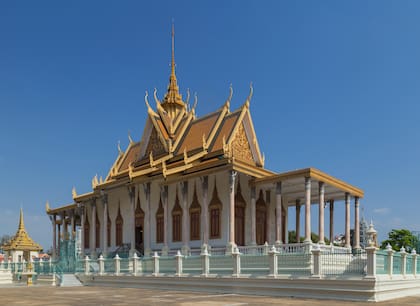 El gobierno de Pol Pot celebró sus primeras reuniones en la Pagoda de Plata, que más tarde sirvió como residencia de Pol Pot