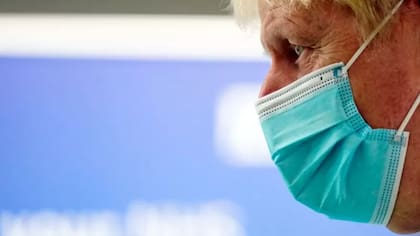 El gobierno de Reino Unido vigila de cerca el comportamiento de ómicron para decidir si es necesario imponer más restricciones.