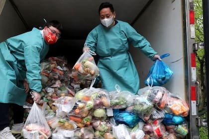 El gobierno de Shanghái está bajo presión para entregar rápidamente suministros de alimentos a la población