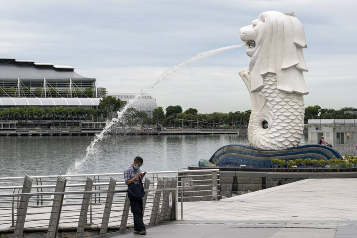 El gobierno de Singapur ordenó una cuarentena parcial luego de un gran repunte de casos de covid-19.