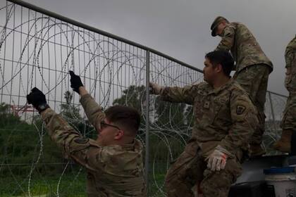 El gobierno de Texas levantó un muro con púas en un punto de alto flujo de migrantes