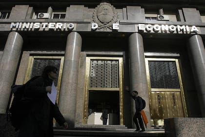 El Gobierno depositó el primer pago de deuda en Buenos Aires para los bonistas que ingresaron a los canjes