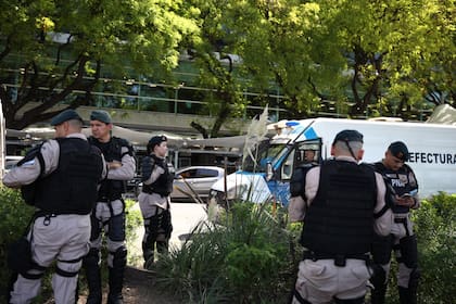 El Gobierno desplegó un operativo de Prefectura y Policía Federal afuera de Aeroparque para prevenir incidentes