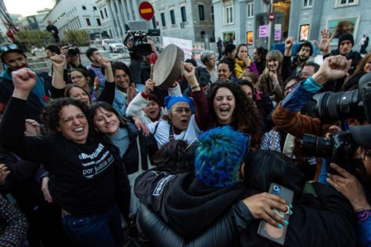 El gobierno español estima en más de 900.00 los potenciales beneficiados por el cambio en el Reglamento de Extranjería.