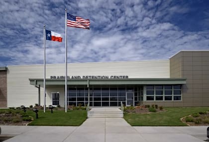 El gobierno estadounidense le paga Centro de Detención Prairieland en Alvarado paga US$17 millones al año.