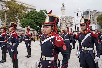 El Gobierno estrenó ayer una nueva ceremonia tripartita de cambio de guardias militares en la Plaza de Mayo