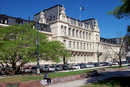 El gobierno evalúa eliminar 13 ministerios