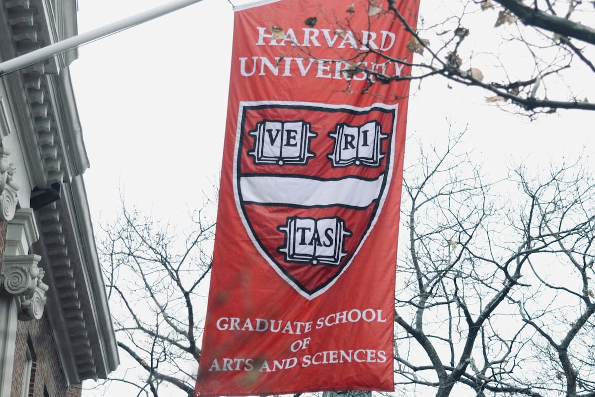 El gobierno federal concluyó tras una investigación que Harvard violó derechos civiles por su trato a los estudiantes judíos es israelíes y amenazó con nuevos recortes de fondos