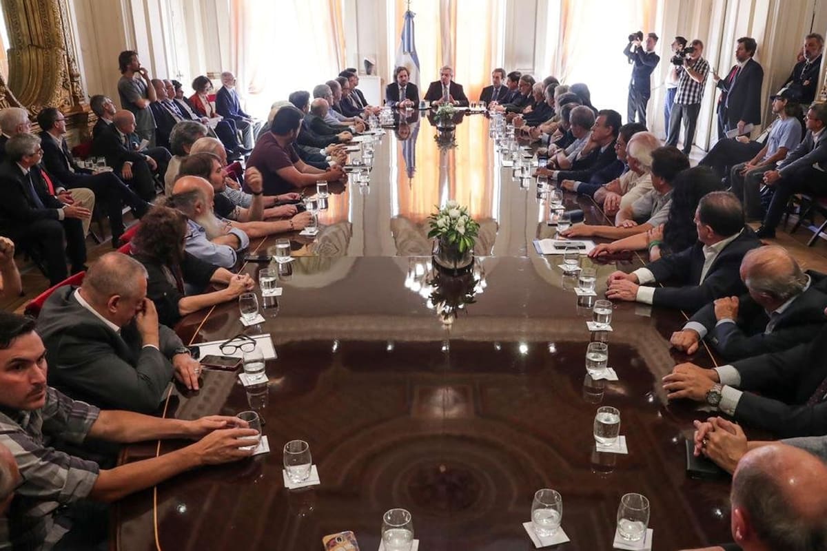 El Gobierno firmó un compromiso genérico con empresarios y gremios, a la espera del aumento salarial