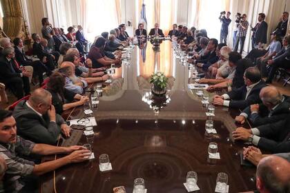 El Gobierno firmó un compromiso genérico con empresarios y gremios, a la espera del aumento salarial