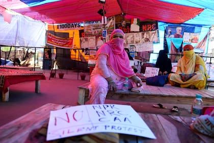 El gobierno impuso un bloqueo por el coronavirus y generó las protestas de algunas personas en Nueva Delhi