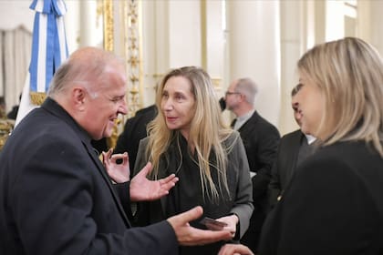 La secretaria general de la Presidencia, Karina Milei, conversa con el nuncio apostólico, monseñor Michael Wallace Banach, en la reunión con autoridades de la Iglesia en la Casa Rosada