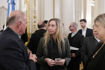 El nuncio apostolico, monseñor Michael Banach, con la secretaria general de la Presidencia, Karina Milei, en la Casa Rosada