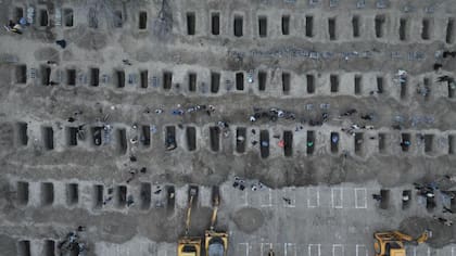 El gobierno iraní difundió imágenes de lo que presentó como la excavación de tumbas para enterrar a las víctimas del ataque a una escuela en la localidad de Minab, en el sur de Irán.