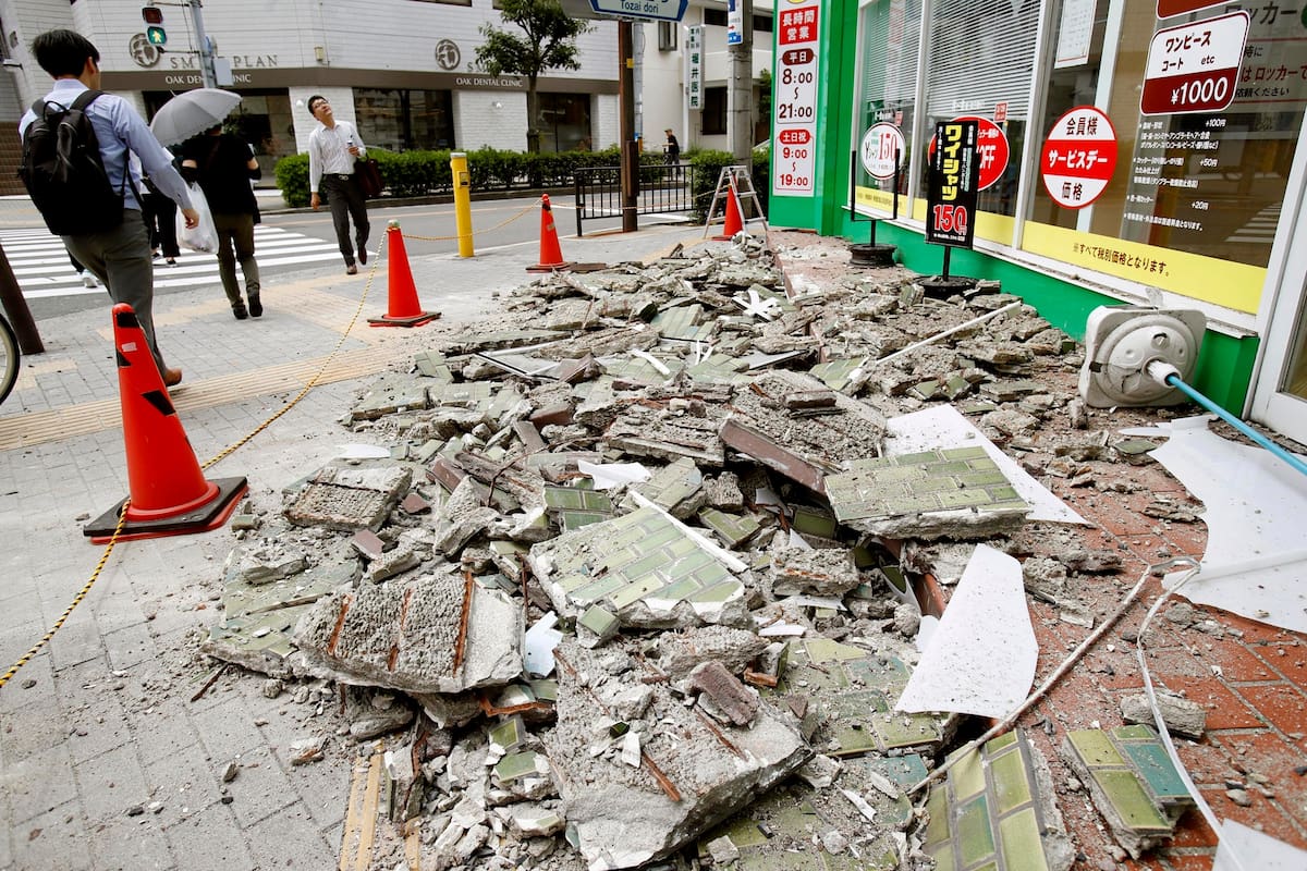 El gobierno japonés analiza los daños e intenta determinar un número de heridos, tras el terremoto