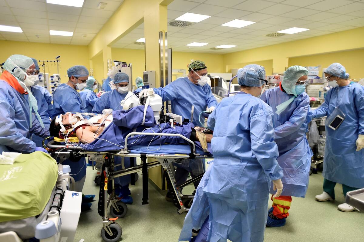 El gobierno lanzó bonos alimentarios para los sectores más vulnerables del sur del país, ante el miedo a que la parálisis de la economía desencadene revueltas y saqueos; se registraron 889 muertos en un día, mientras que los casos siguen a la baja