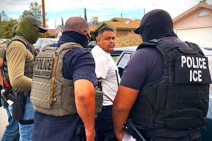 El gobierno lanzó una operación con el ICE en Carolina del Norte para detener a migrantes y procesarlos para su deportación