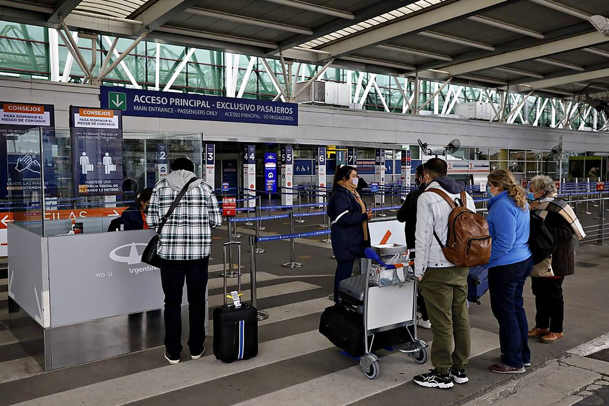 El Gobierno limitó a 600 el ingreso de argentinos que arriban por Ezeiza