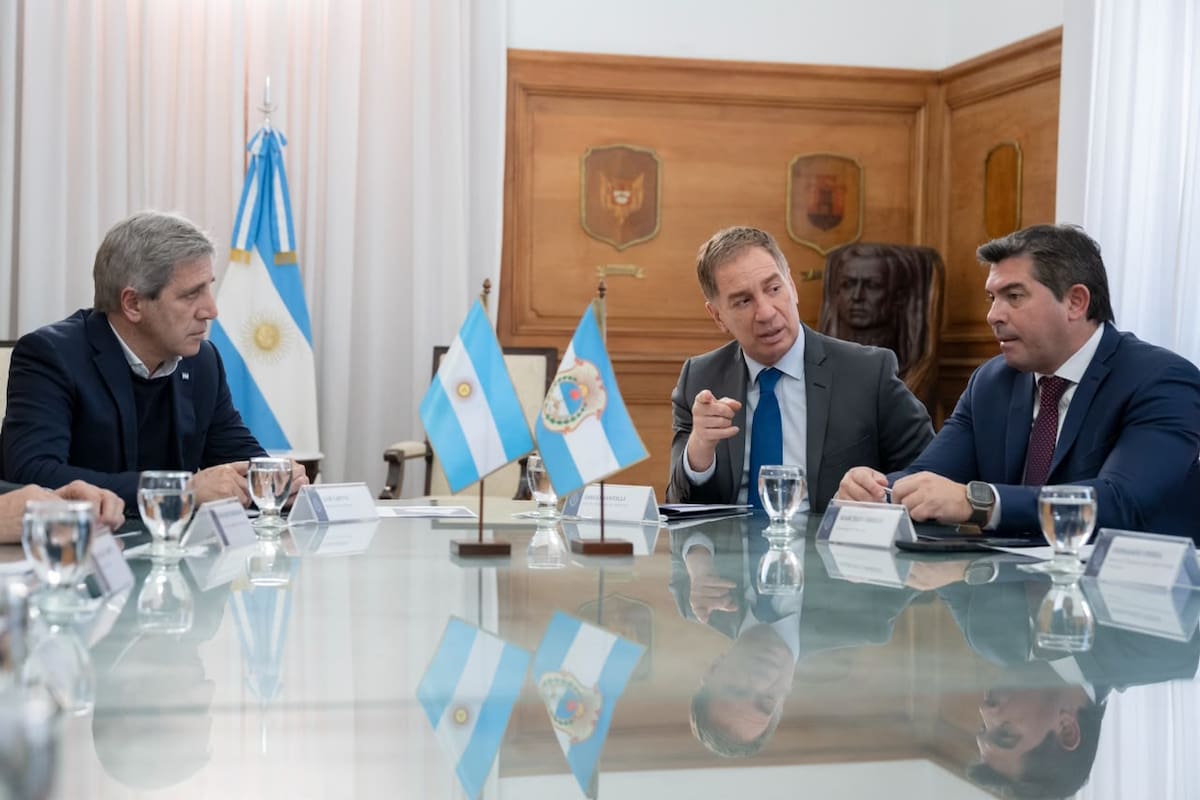 El Gobierno Nacional avanzó con la delegación integral de la gestión de rutas nacionales a San Juan
Material audiovisual: https://acortar.link/xOOx2z
El jefe de Gabinete, Diego Santilli, y el ministro de Economía, Luis Caputo, se reunieron este lunes con el gobernador de San Juan, Marcelo Orrego, en el marco de la firma de un convenio mediante el cual el Estado Nacional delega en la provincia la gestión integral de distintos tramos de rutas nacionales estratégicas.
De acuerdo a lo firmado, la provincia de San Juan se encargará del financiamiento, la conservación, mejoramiento, mantenimiento y ejecución de obras en las rutas nacionales 40, 20, 153, 150 y 149, además de intervenciones en el Nudo Vial de las rutas 40 y A014.