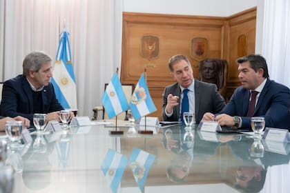 El Gobierno Nacional avanzó con la delegación integral de la gestión de rutas nacionales a San Juan: el jefe de Gabinete, Diego Santilli, y el ministro de Economía, Luis Caputo, se reunieron este lunes con el gobernador de San Juan, Marcelo Orrego