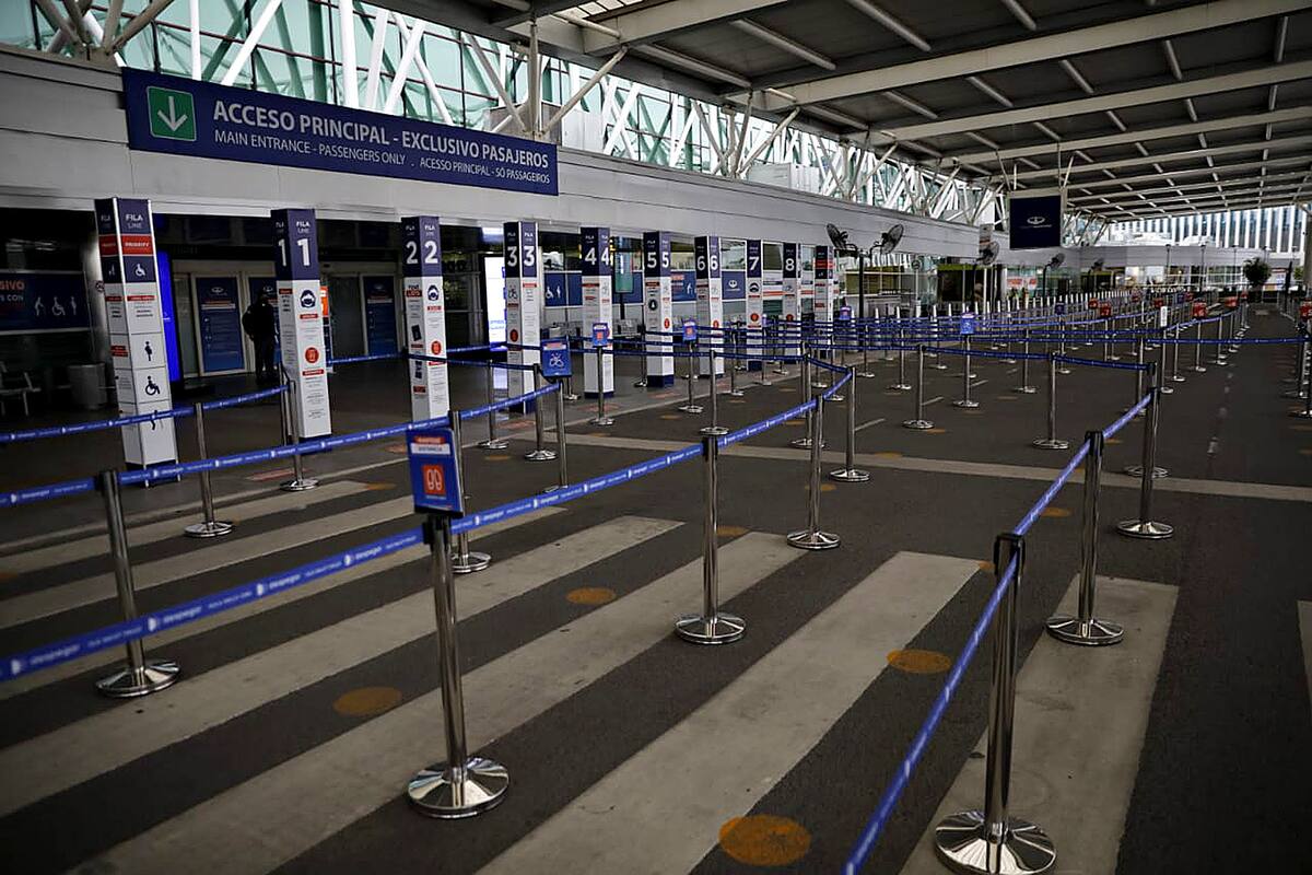 El gobierno nacional dispuso las nuevas restricciones con el objetivo de retrasar el ingreso de la variante Delta a la Argentina