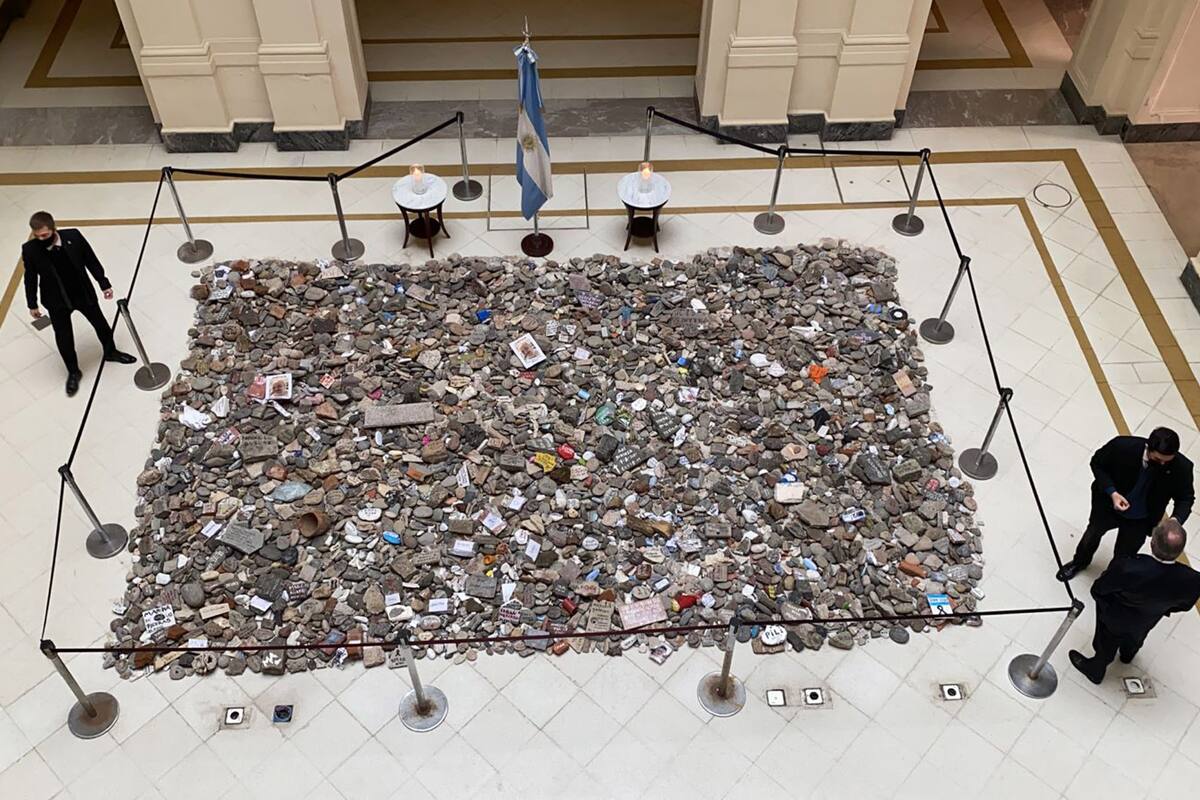El Gobierno nacional procedió a recoger las piedras que fueran depositadas con los nombres de las personas fallecidas para guardarlas adecuadamente y posteriormente encarar la construccion de un espacio en su memoria.