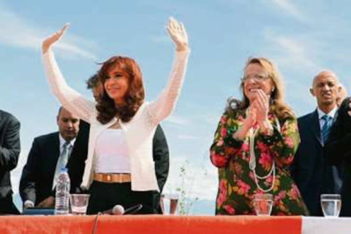 El gobierno nacional transfirió a Alicia Kirchner un hospital de El Calafate y un complejo de Río Gallegos, emblemas del gobierno anterior