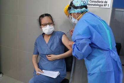 El gobierno peruano comenzó a inmunizar al persona médico a principios de febrero