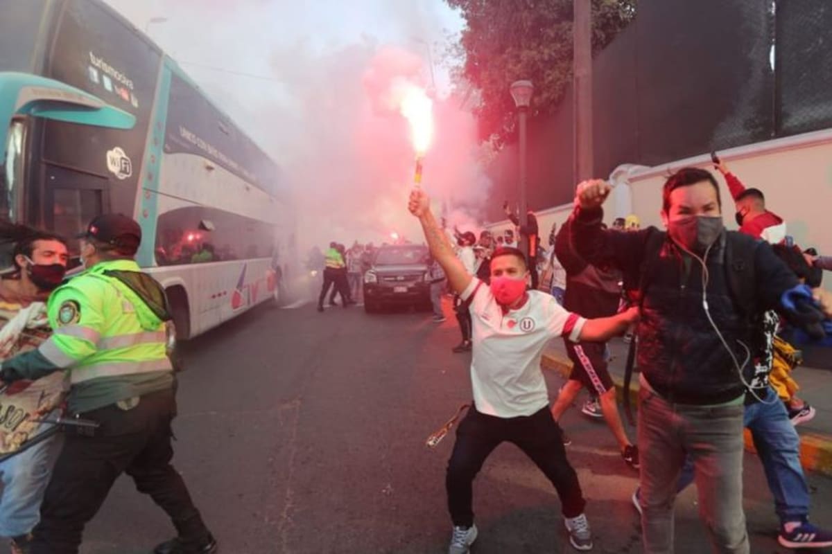 El gobierno peruano suspendió este viernes el fútbol por riesgo sanitario tras jugarse el primer partido con el que se reanudó el torneo de primera división, después de cinco meses de paralización por la pandemia