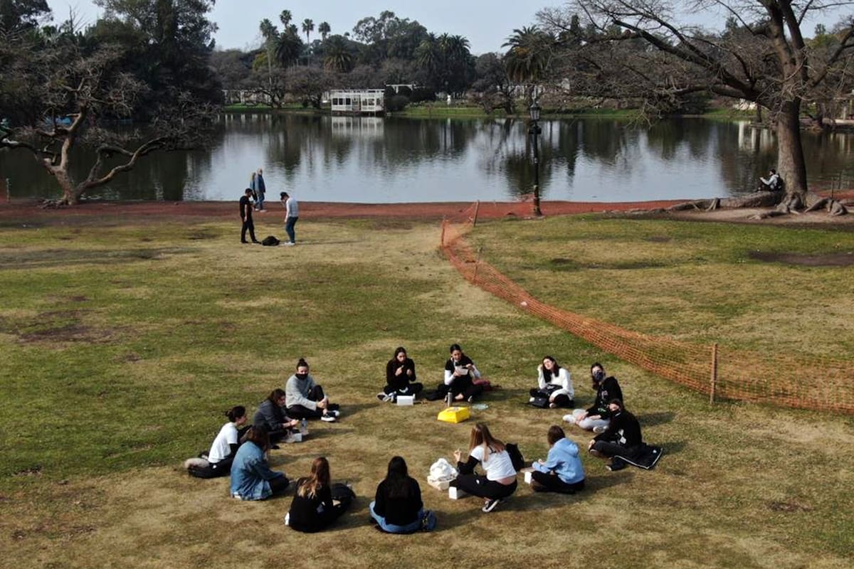 El Gobierno porteño montará un operativo mañana en los principales parques y plazas de la ciudad para asegurar que haya distancia social y se usen tapabocas