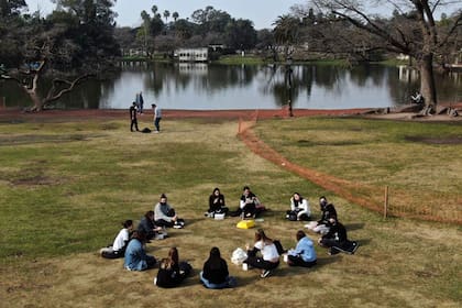 El Gobierno porteño montará un operativo mañana en los principales parques y plazas de la ciudad para asegurar que haya distancia social y se usen tapabocas