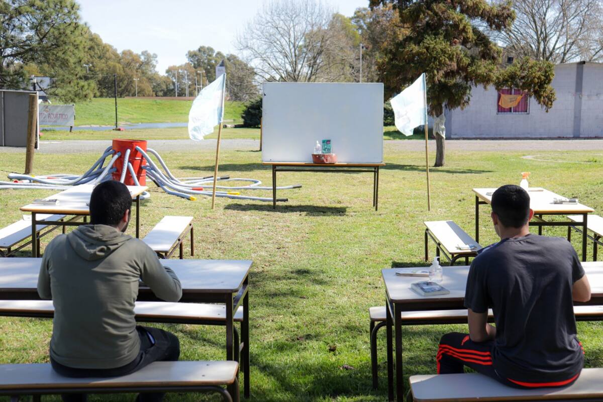 El gobierno porteño propone un regreso paulatino a clases en espacios abiertos, como plazas y polideportivos