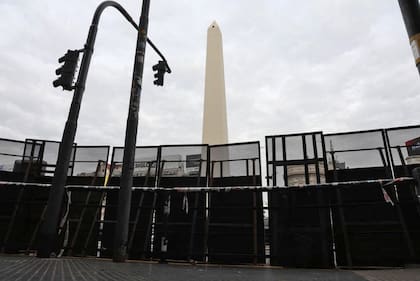 El gobierno porteño valló el Obelisco en un operativo especial de seguridad por el partido contra Inglaterra.