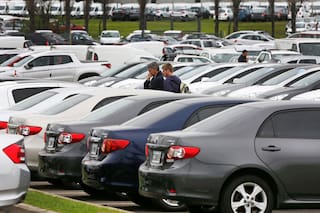Siguen las ventas récord de 0 km, pero la suba del dólar irá a precios