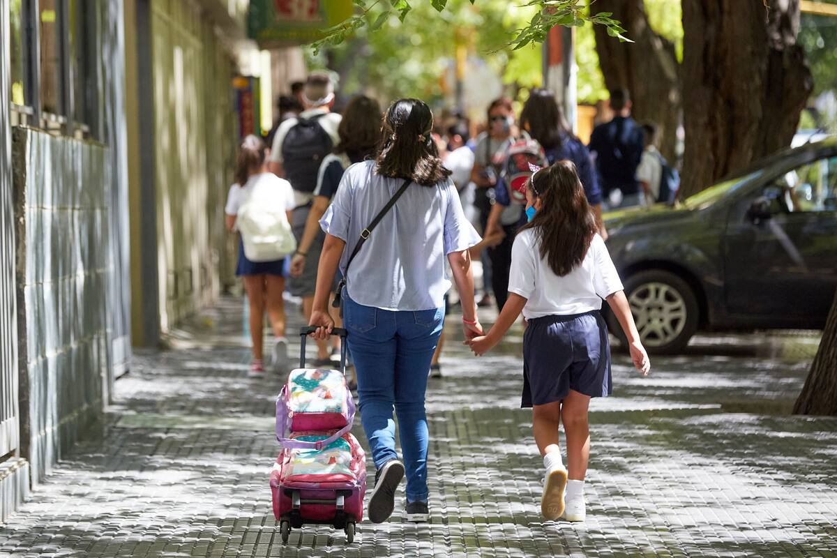 El gobierno provincia extiende la jornada escolar en todas las escuelas primarias. Más de 20.000 estudiantes que vieron afectado su rendimiento educativo tendrán dos horas más de aprendizaje que fortalecerá sus trayectorias. Los acompañará un maestro que cada escuela deberá nombrar.
Escuela 1-035 Presidente Quintana, de la Ciudad Capital de Mendoza