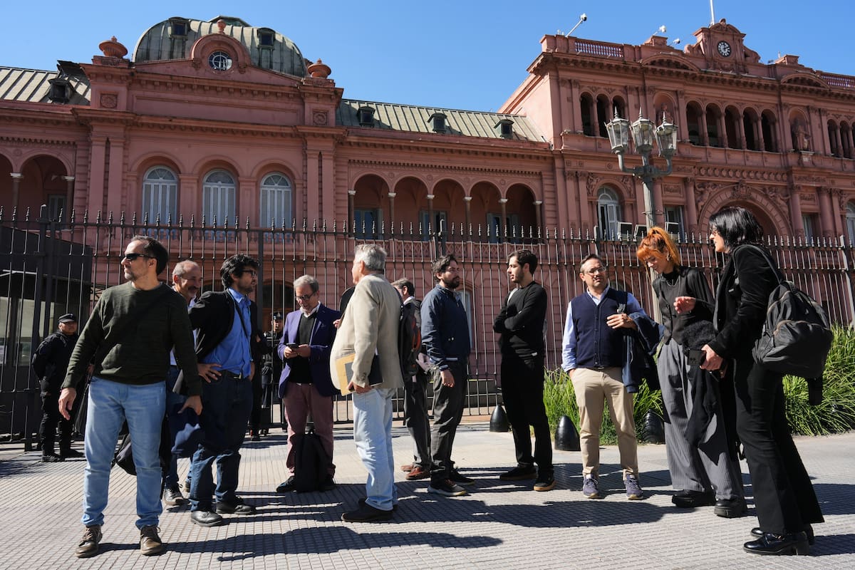 El Gobierno reabrió la sala de prensa en la Casa Rosada, pero impuso más controles