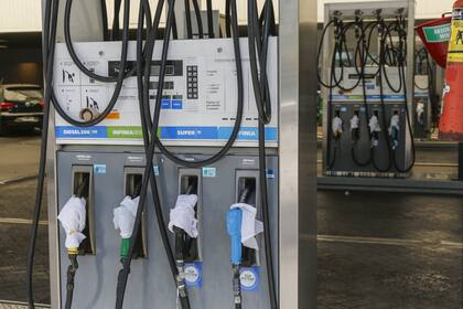 El Gobierno sufrió dos crisis de desabastecimiento, pese a que la producción de petróleo no paró de crecer desde la pandemia