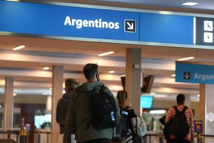 El Gobierno suspenderá los vuelos provenientes de Reino Unido, a partir del jueves