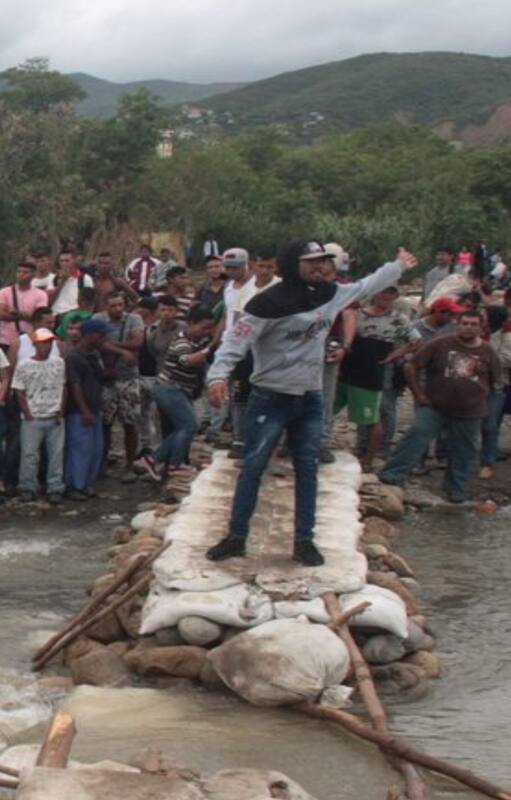 El gobierno venezolano permite el ingreso de 300 connacionales solo tres días a la semana. Muchos tomaron la decisión de Francisco y retornaron por caminos irregulares. Crédito: La Opinión