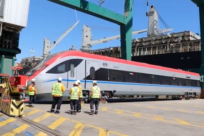 El gobierno y la Empresa de Ferrocarriles del Estado (EFE) presentaron los nuevos trenes que unirán Santiago con Chillán en menos de cuatro horas
